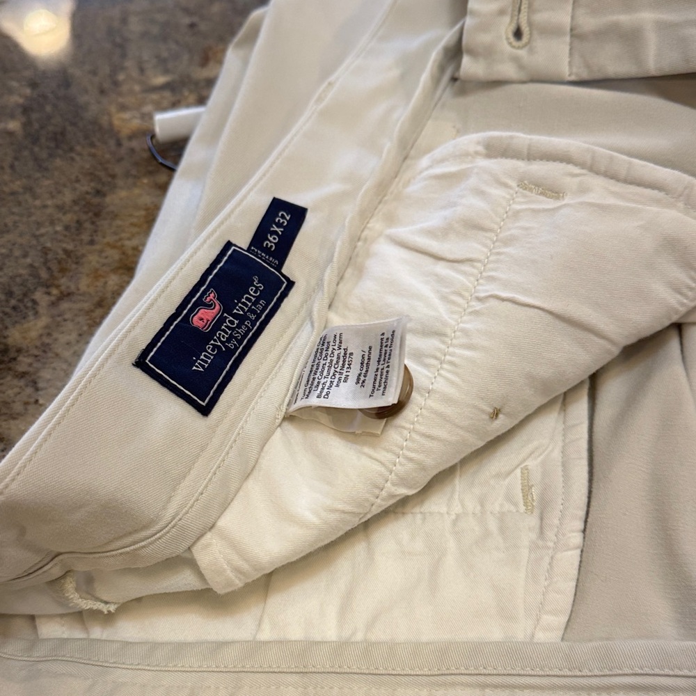 Vineyard vines Men's off white Pants. Flat front.